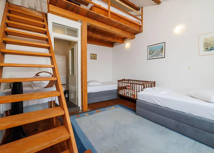 Case de vacanță Atemberaubende Mit Whirlpool, Meerblick, Billard, Ping-pong, Privatpool, Grill Bribir (Primorje-Gorski Kotar)