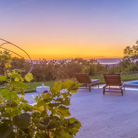 Atemberaubende Mit Whirlpool, Meerblick, Billard, Ping-pong, Privatpool, Grill Holiday home